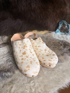 Cream and Tan Speckled Cowhide Clogs 8.5 (BK4)